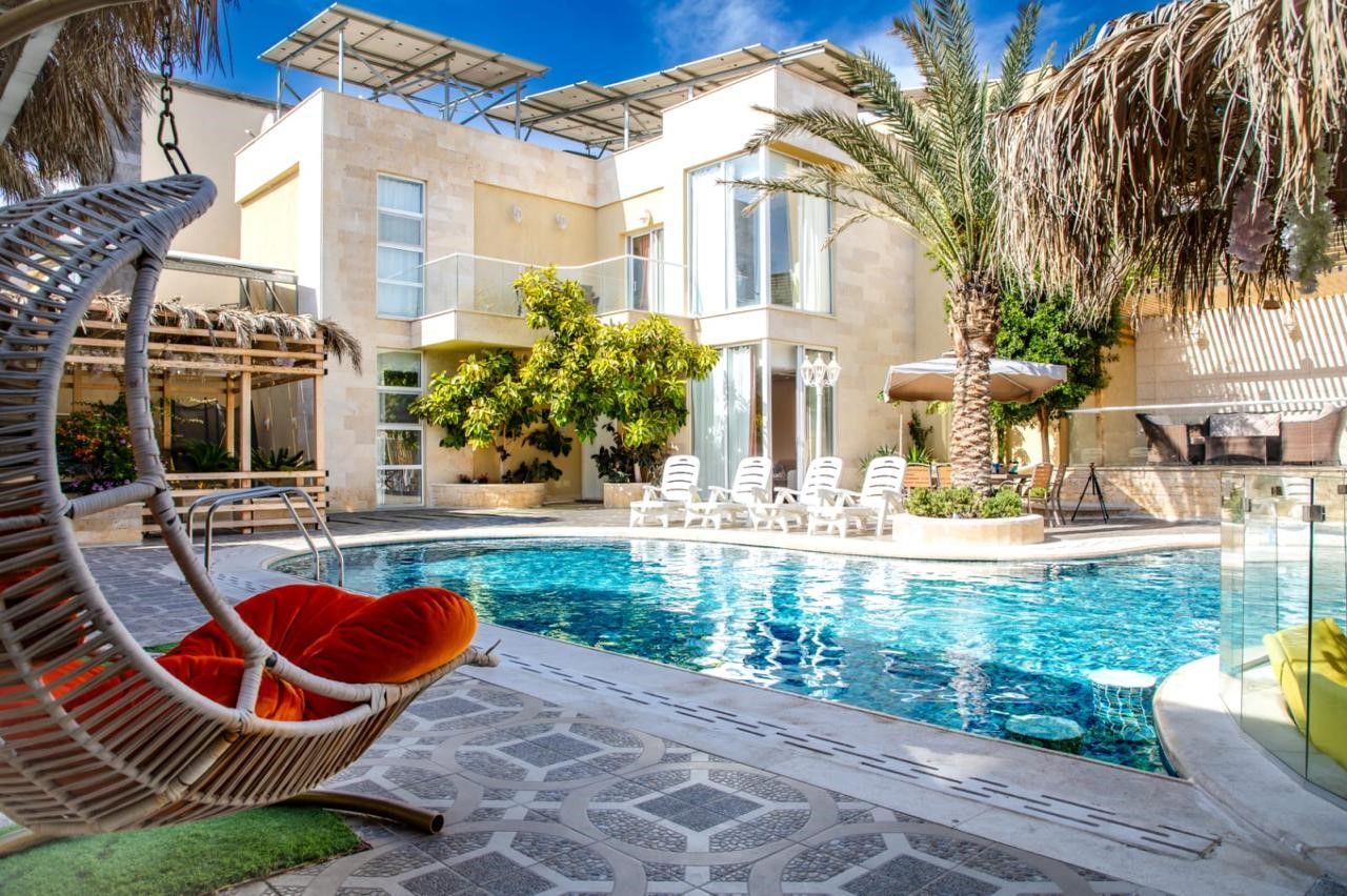 How to Choose a Chalet in the Dead Sea Based on Budget and Group Size